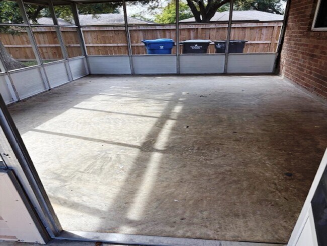 Building Photo - 5363 King Richard Dr