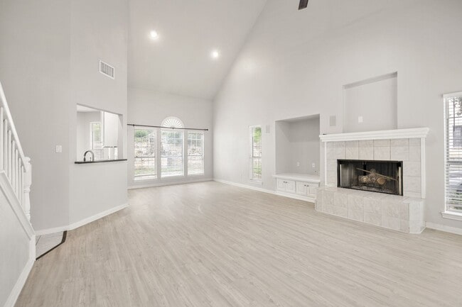 Building Photo - Spacious 3 Bed, 2.5 Bath in Prime Lakeway Location