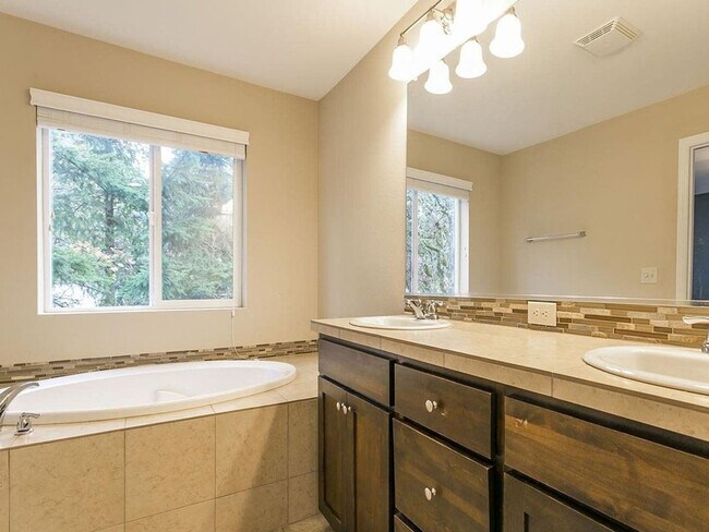 Building Photo - 4 bedroom 2.5 bathroom home
