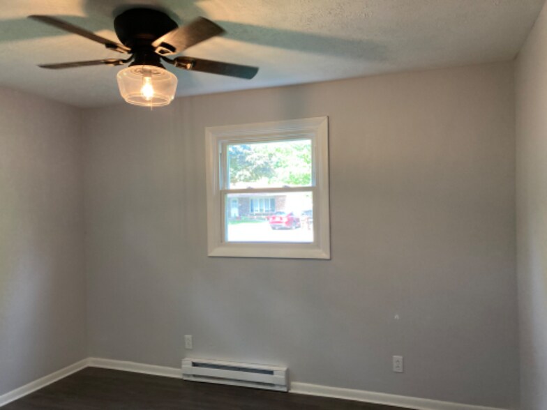 Building Photo - 391 Lynn Dr