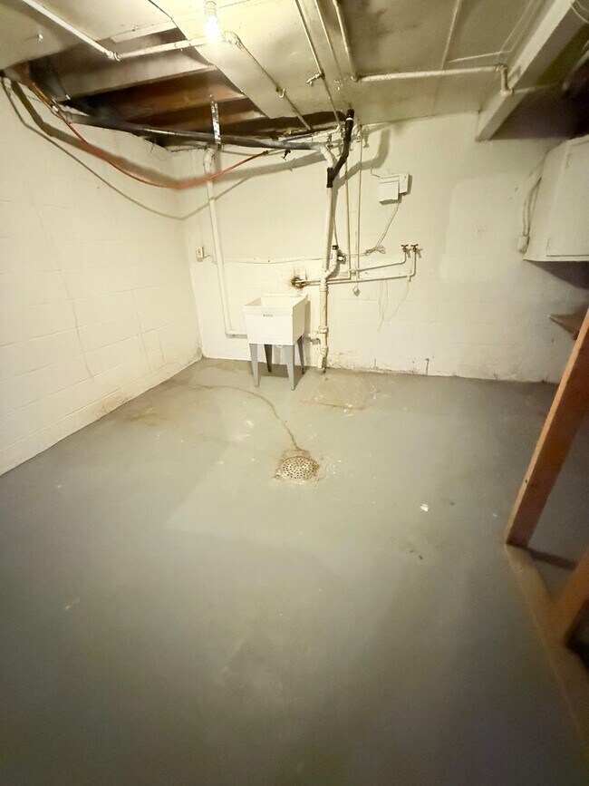 Building Photo - Spacious 3BD/1BA Single Family Home in Penn Hills