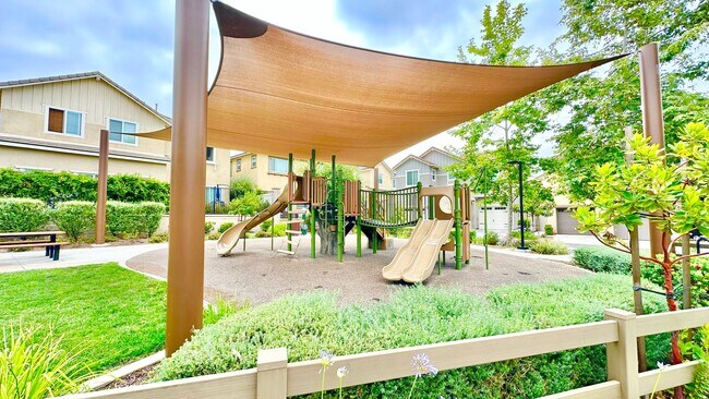 Building Photo - Newer & Lovely Two-Story Home in the New C...