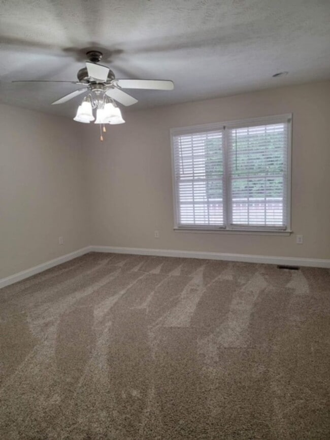 Building Photo - 4-Bedroom Townhome in Amberdale