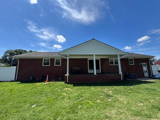 Building Photo - 117 Southerland Dr