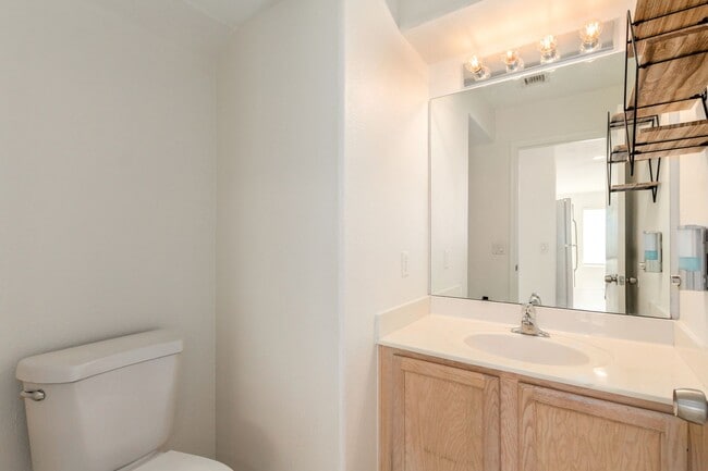 Building Photo - 3 Bedroom / 2.5 bath CORNER Lot in Ahwatukee