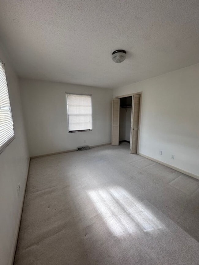 Building Photo - Maryville 37803 - 5 bedroom, 3 bath home - Contact Karen Robertson (865) 454-7626