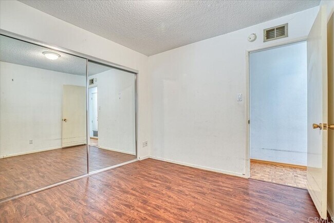 Building Photo - 5 Bedroom 3-bathroom Large single level home!