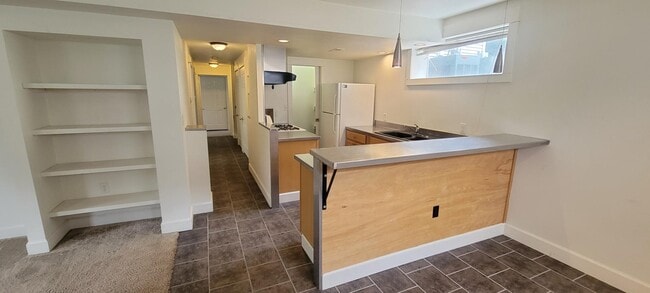 Primary Photo - 303 Center St