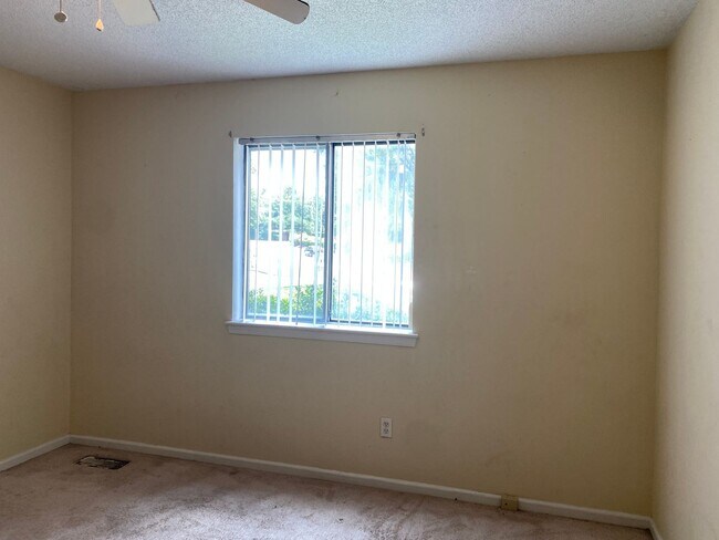 Building Photo - 522 S.Kerr #81