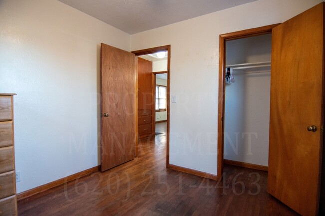 Building Photo - Weekly Rental 2 Bedroom 1 Bathroom on cul-...