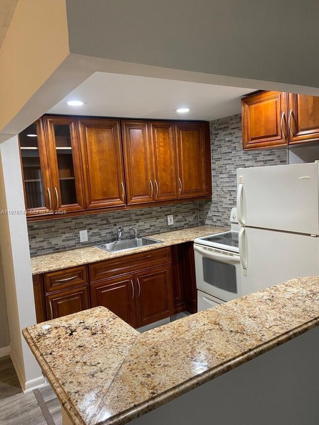 Building Photo - 398 Fanshaw J