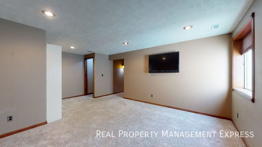 Building Photo - Beautiful 4 Bed 3.5 Bath House with 3-stall attached garage and fenced backyard on West side