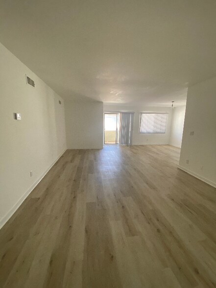 Primary Photo - 5335 Yarmouth Ave