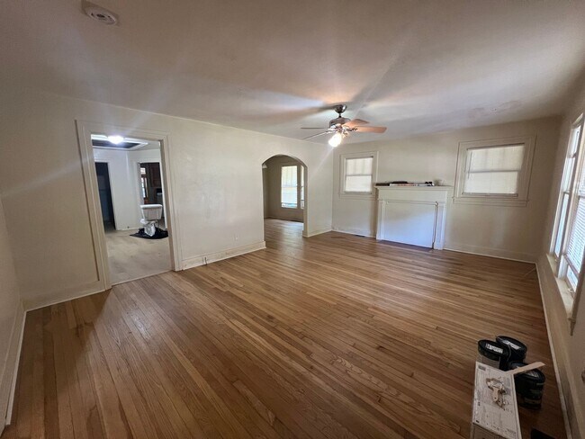 Building Photo - 4 bedroom 4 bathroom off Veterans Memorial...