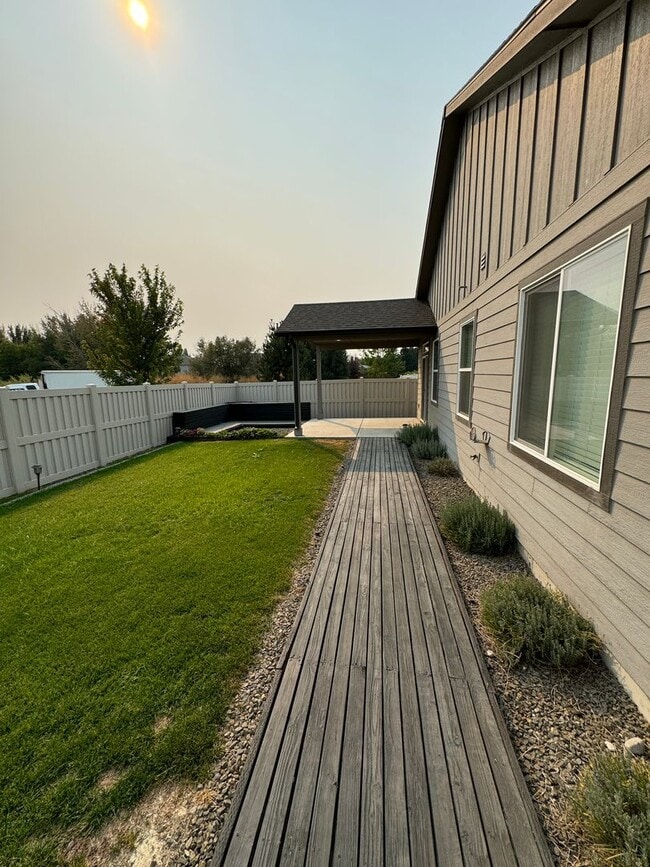 Building Photo - Charming 3-bedroom, 2-bathroom home locate...