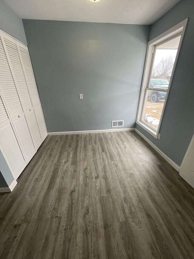 Building Photo - 104-106 W Petersburg St