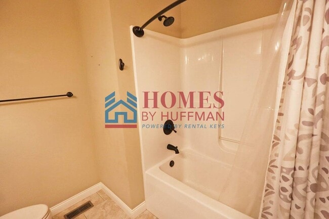 Building Photo - Three Bedroom | Two Bathroom | Newburgh