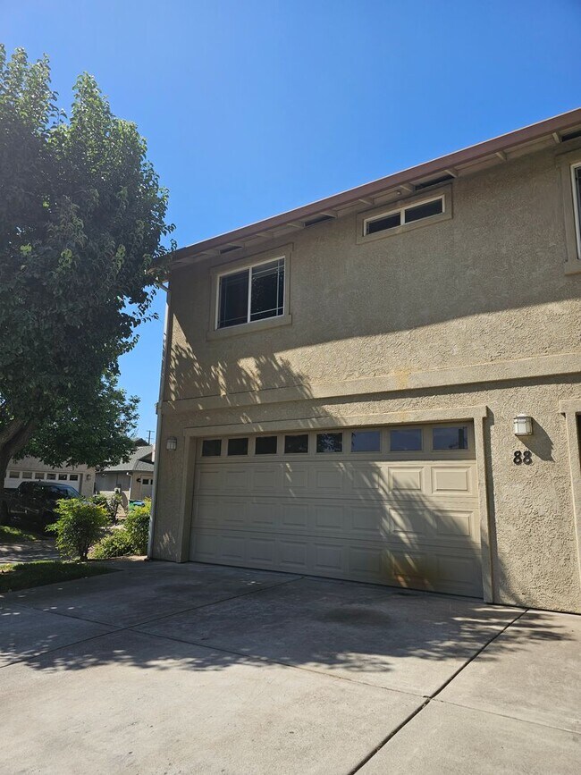 Building Photo - Spacious 3-Bed, 2-Bath Duplex with Private...