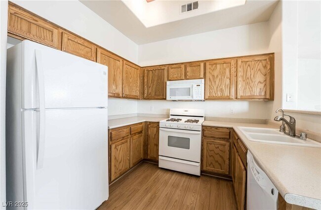 Building Photo - 2305 W Horizon Ridge Pkwy