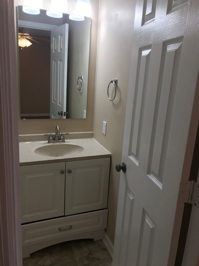 Building Photo - Nice 2 bedroom 2.5 bath town home in quiet neighborhood in town