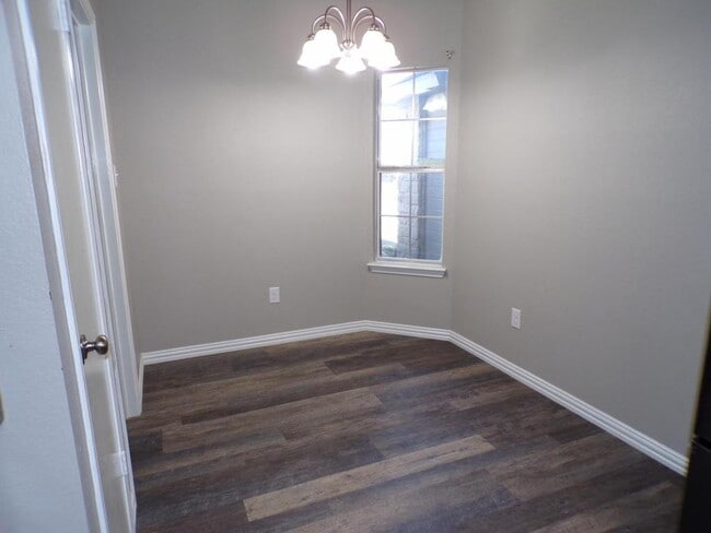 Building Photo - 5006 Parkwood Dr