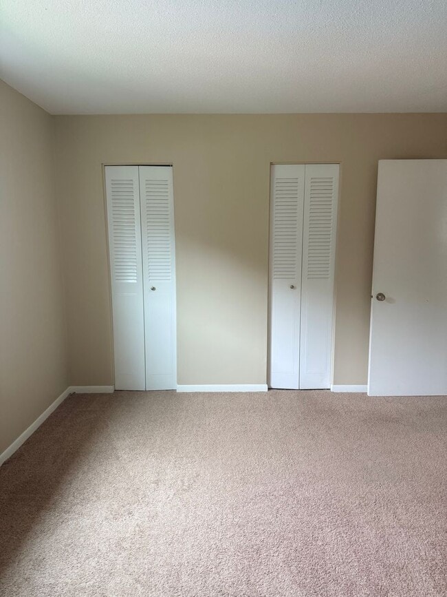 Building Photo - Spacious 2BR Condo – Pool Access & Utilities