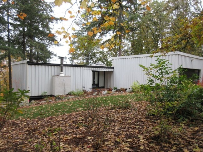 Building Photo - Beautiful Three Bedroom in the Hills of South Salem