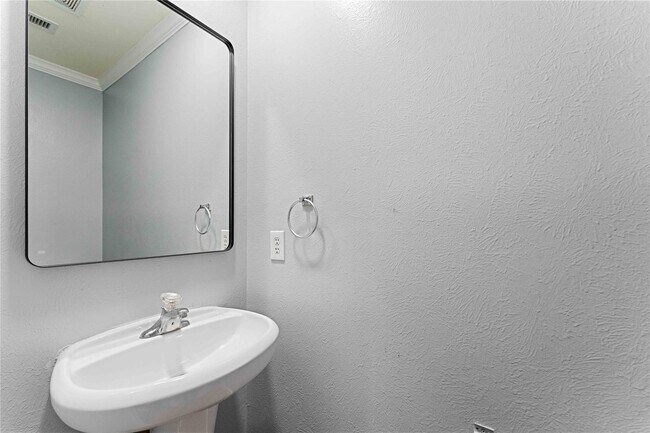 Building Photo - 22250 Queenbury Hills Dr