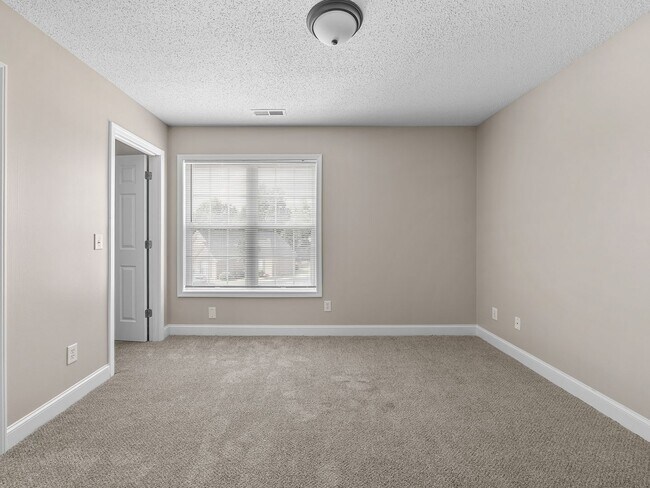 Building Photo - Freshly Renovated 2 BR, 2.5 BA Townhome Ce...
