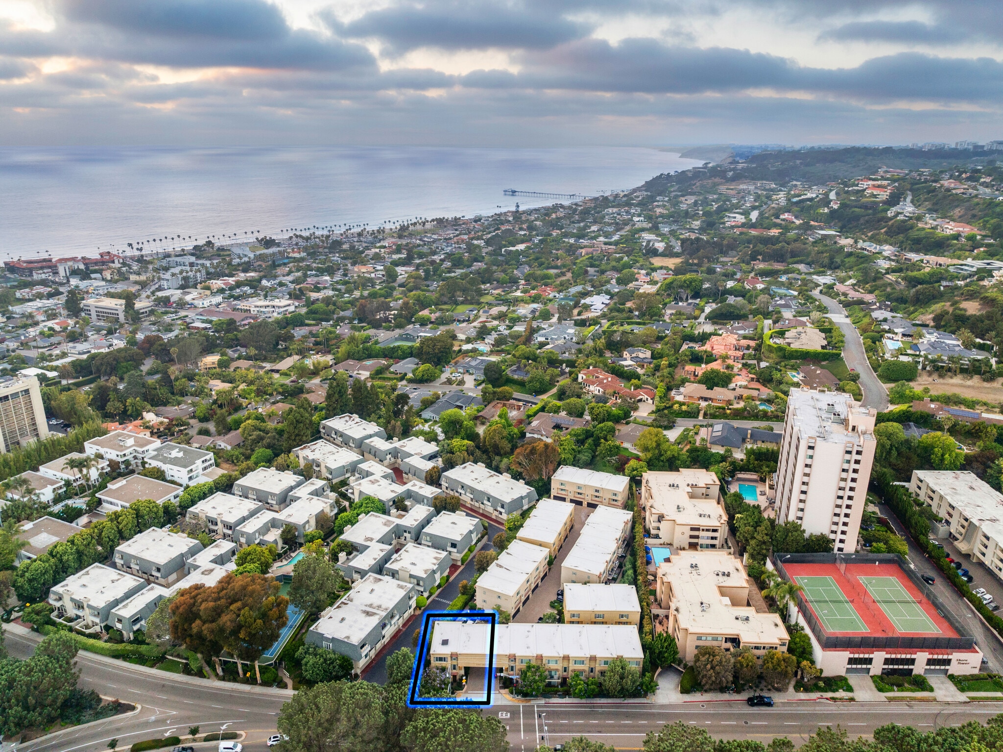 Building Photo - 2400 Torrey Pines Rd