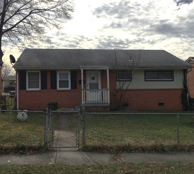 Primary Photo - 2106 Royall Ave