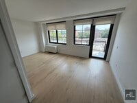 Building Photo - Beautiful Studio Apartment In Flushing! $2...