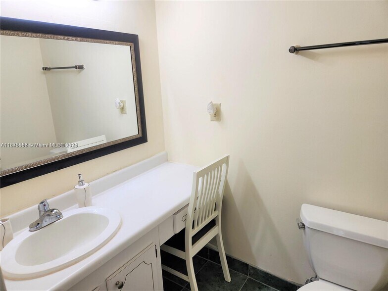 Building Photo - 3375 N Country Club Dr