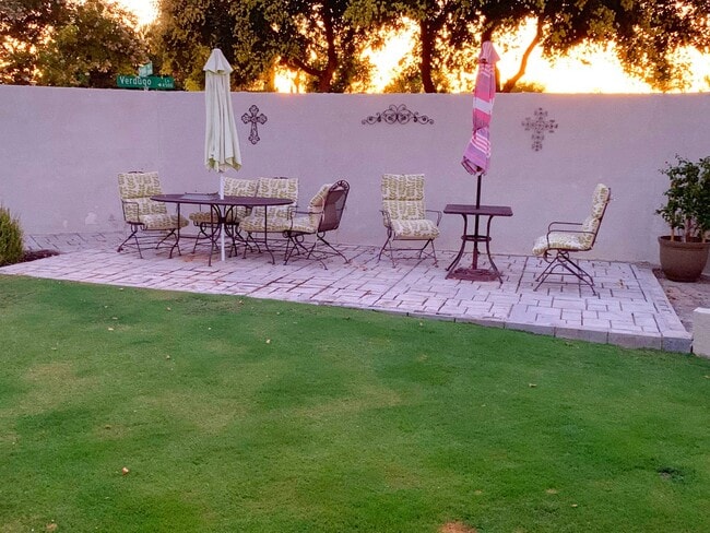 Building Photo - 3-Bedroom Home on Corner Lot in Quiet Northwest Bakersfield Cul-de-Sac