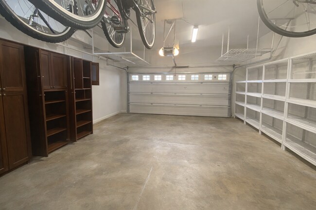 Building Photo - Expansive Orenco Home with 5 Bedrooms, Bonus Room & 3 Full Baths