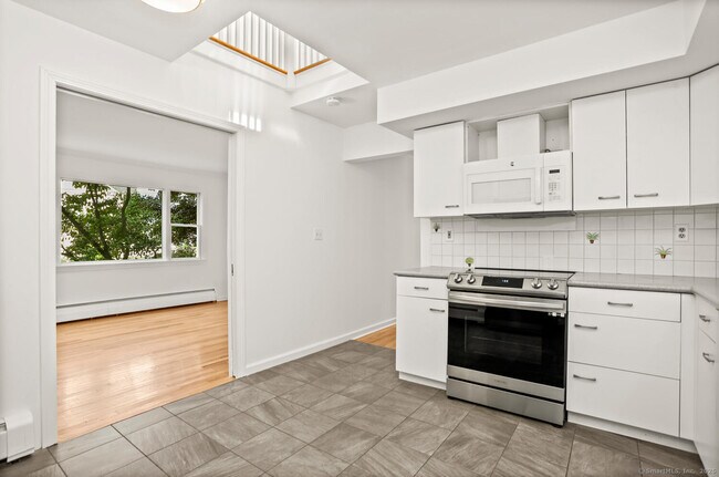 Building Photo - 465 Edward St