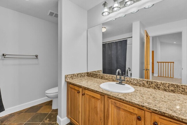 Building Photo - Top Floor Crestview Condo