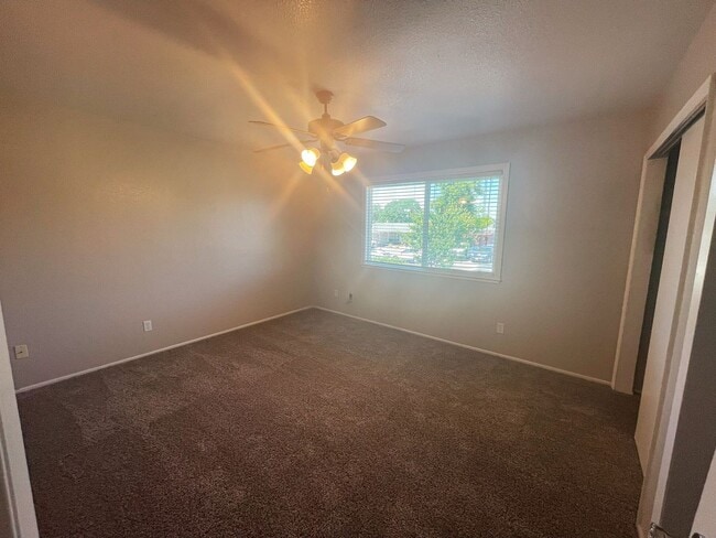 Building Photo - Completely Updated Roseville Townhouse available July 1st