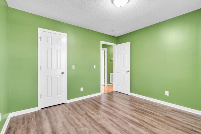 Building Photo - 3BR/2BA Cul-de-Sac Retreat Minutes from Downtown..Fenced Yard & Deck! $2100/mo rent