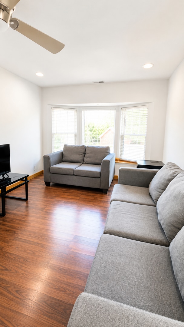 Interior Photo - 605GRE
