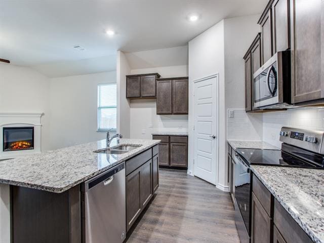 Building Photo - 123 Lakeview Cir