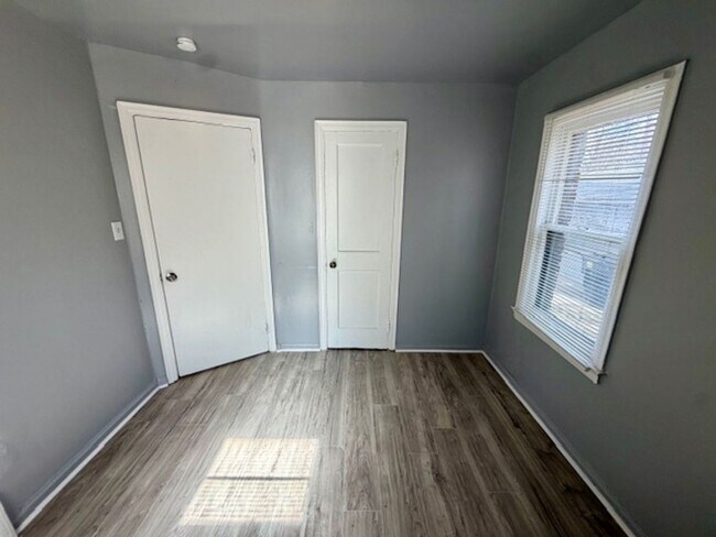 Building Photo - 3 Bedroom 1 Bath Welcome Section 8 Call 313-429-3244 Kpm Detroit