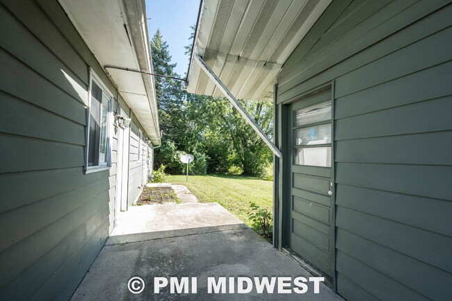 Building Photo - "Charming 3-Bedroom Home with 1451 Sq Ft of Comfort in Indianapolis!"