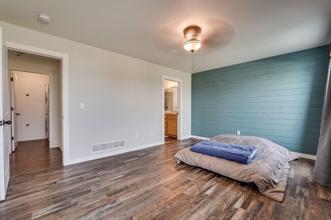 Building Photo - Beautiful 4 bed 3.5 Bath House in NE Fort Collins!