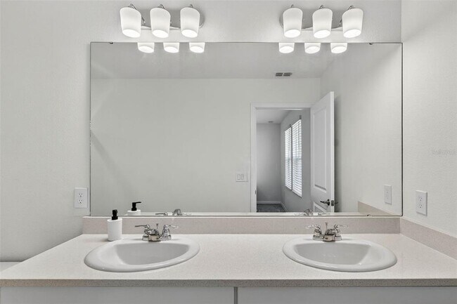 Building Photo - 3607 Main Hbr Dr