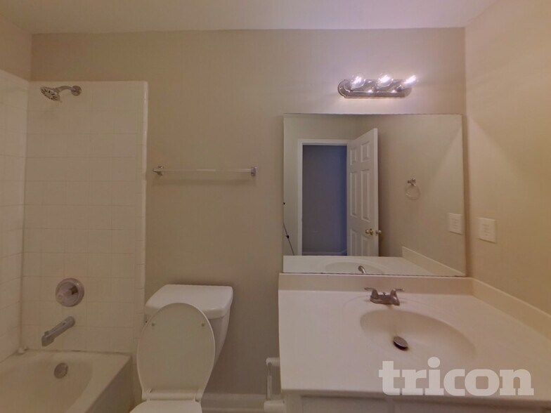 Building Photo - 1114 Fairview Club Cir