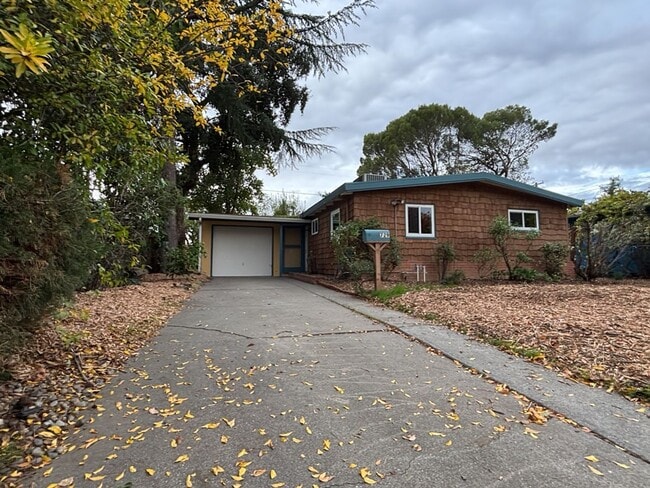 Building Photo - 3/1 in East Davis, New windows, new floors, new paint!