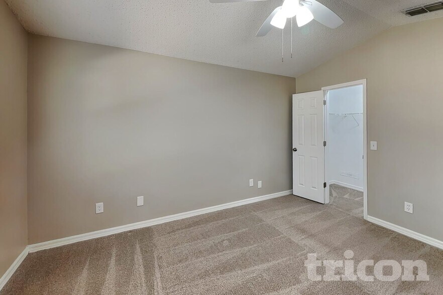Building Photo - 947 Sandywood Dr