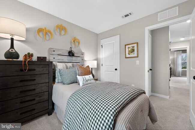 Building Photo - 44 Basswood St