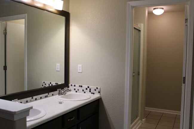 Building Photo - Beautiful 4 Bedroom Home in Midtown Fort C...